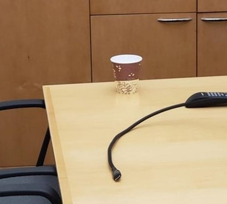 "Kubek z kawą na sali konferencyjnej."