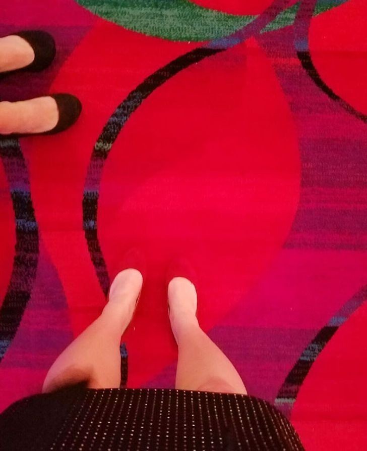 "Moje buty są idealnie tego samego koloru, co ten dywan."