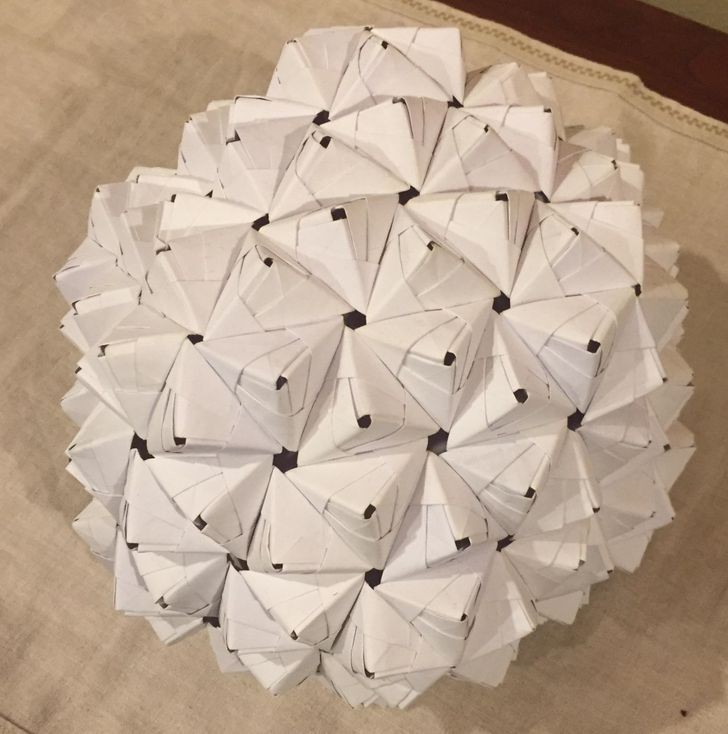 "Kula origami, którą zrobiłem z prac domowych"