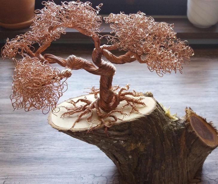 "Drzewko bonsai wykonane z miedzianych przewodów"