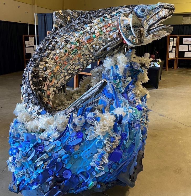 "Rzeźba łososia wykonana ze śmieci zebranych na plaży"