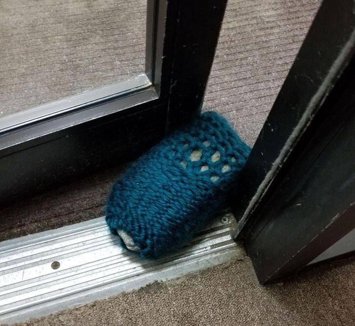 "Ktoś zrobił na drutach ochraniacz dla cegły, której używamy do blokowania drzwi, by nie uderzały o nią tak głośno."