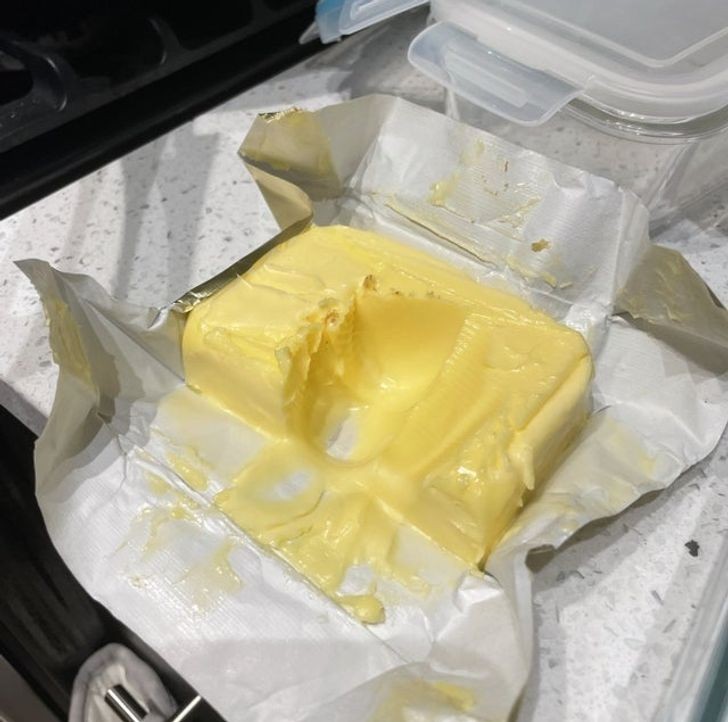 "Mój współlokator nabiera masło w dość nietypowy sposób."
