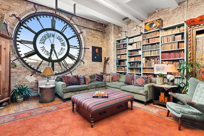 13. Stary magazyn przerobiony na mieszkanie z oknem w kształcie zegara i widokiem na Most Brooklyński. Cena? Nieco ponad 2 miliony dolarów.
