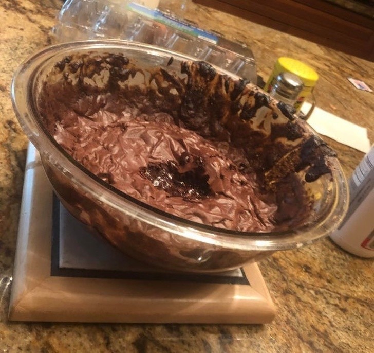 17. "Kuzyn uznał, że upieczenie ciasta czekoladowego o pierwszej w nocy to dobry pomysł. Szkoda, że nie wpadł na to by wpierw przelać je z miski na blachę."