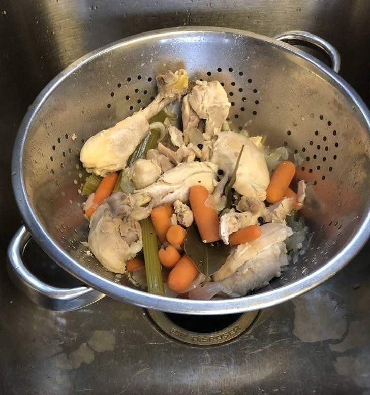 3. "Chciałem ugotować żonie wystawny posiłek, więc zacząłem od bulionu z kurczaka. Po kilkugodzinnym gotowaniu, przecedziłem go przez sitko, według przepisu."