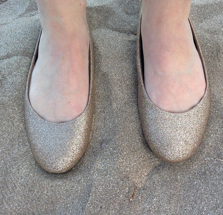 "Moje buty wtapiają się w piasek."