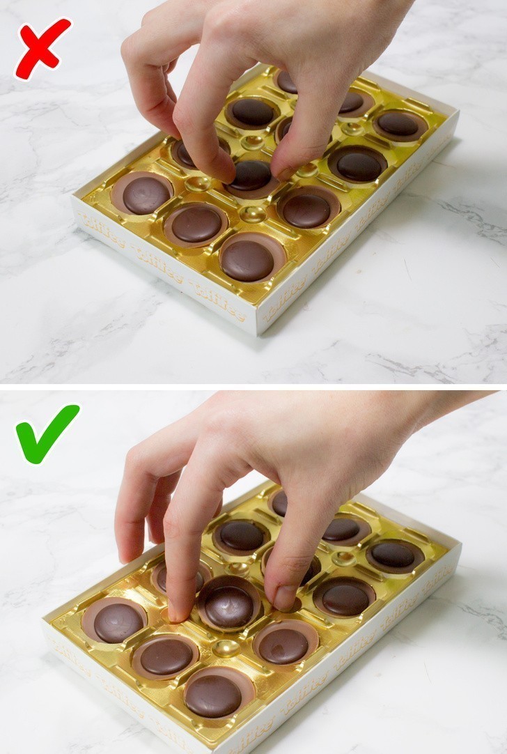 10. Naciśnij na malutkie otwory w opakowaniu Toffifee aby łatwo wydobyć czekoladkę