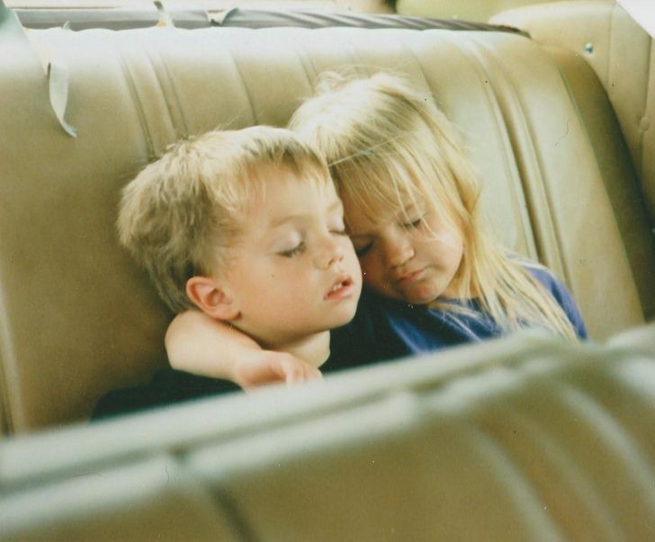 "Moja siostra i ja, śpiący podczas podróży autem (gdzieś w latach 90.)"