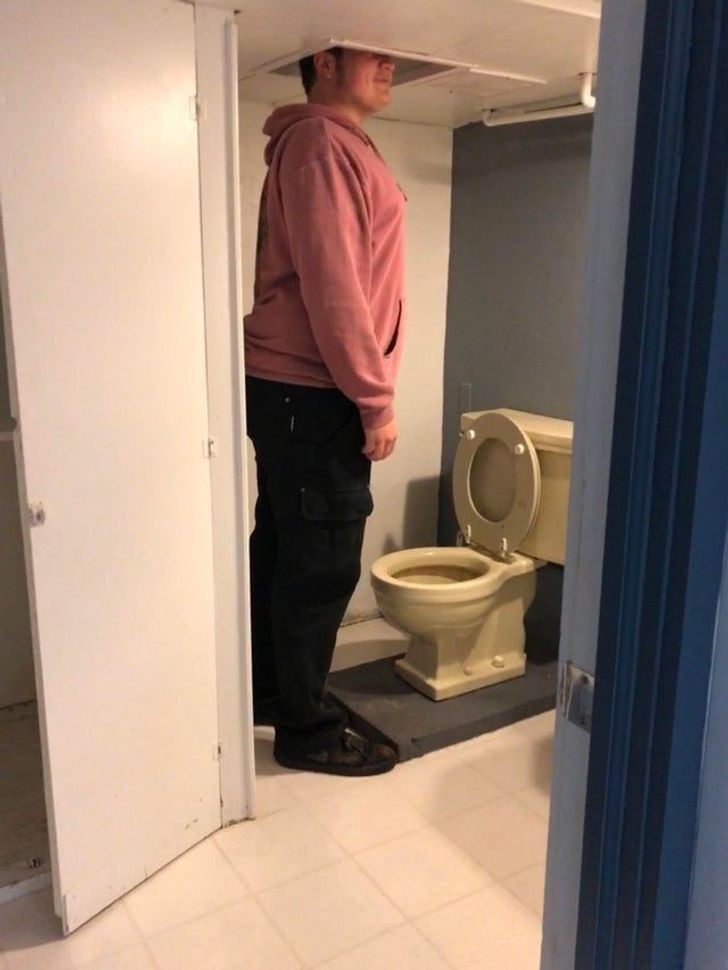 1. "To łazienka w nowym domu mojego ojca. Mam 186 cm, a pomieszczenie jest tak niskie, że musieli wyciąć dziury w suficie nad toaletą i zlewem."