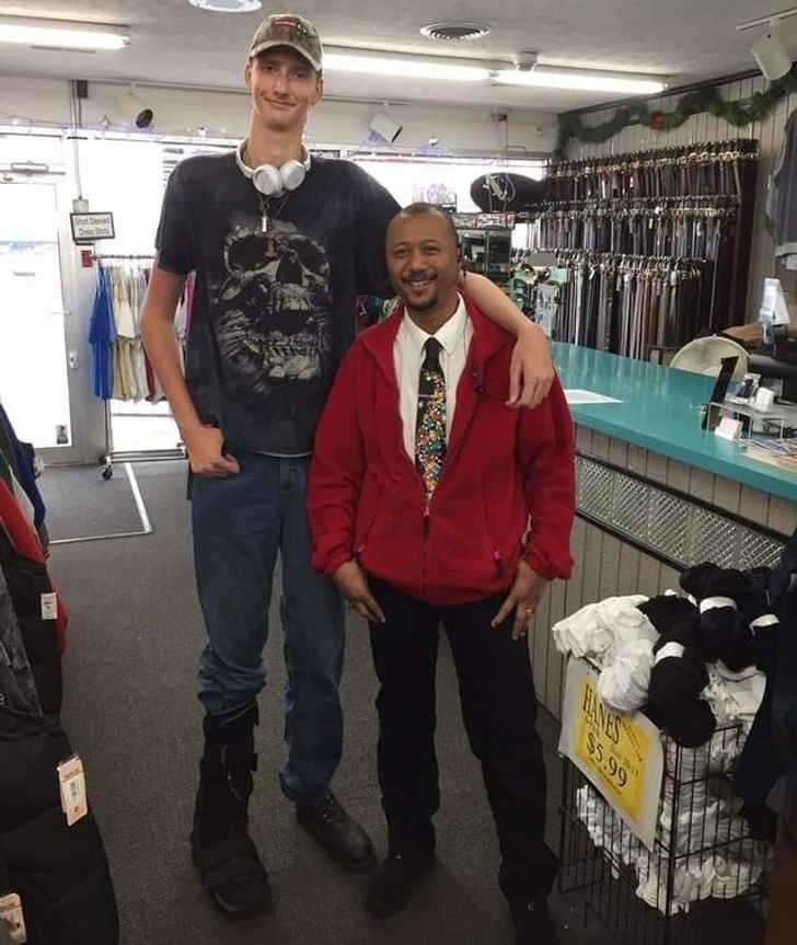 "Ja i najwyższa osoba, jaką spotkałem w życiu. Mam 181 cm wzrostu."