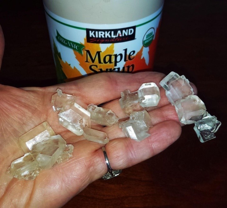 9. "Znalazłam te kryształy na dnie butelki syropu klonowego, która stała w głębi lodówki przez kilka lat."