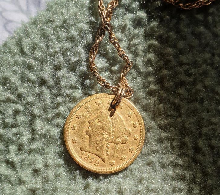 "Mama dirbo mano senelių namo sode, kai rado 2,5 dolerio auksinę monetą 1852 m. su maža skylute grandinėlei. Ji vėl ją pavertė karoliu."