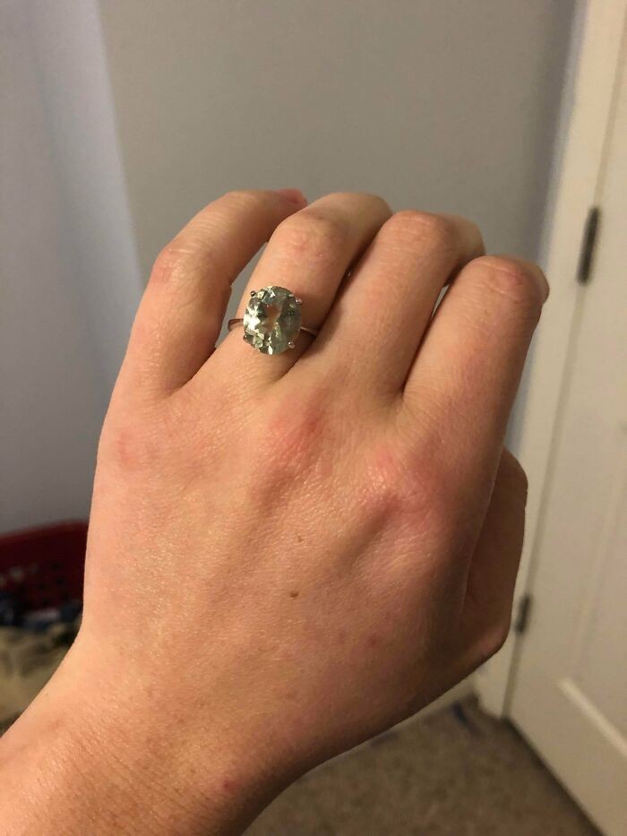3. "Poprzedni właściciel twierdził, że to ametyst i sprzedał mi ten pierścionek za 42 dolary. Gdy zaniosłam go do jubilera okazało się, że to rzadki zielony diament, warty ponad 8 tysięcy."