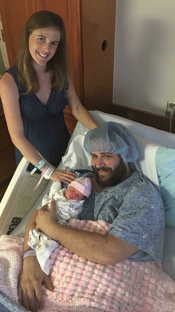"Nasze pierwsze zdjęcie z dzieckiem. Moja żona wyglądała niezwykle chudo 24 godziny po porodzie, więc zażartowałem, że to ja wyglądam jakbym właśnie urodził dziecko. Postanowiliśmy się zamienić."