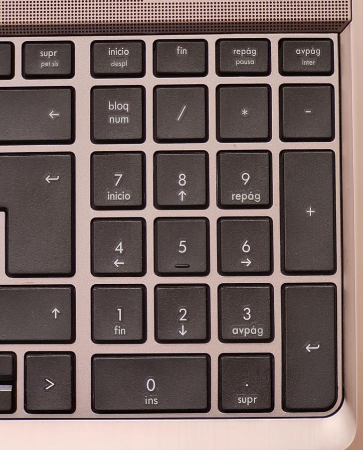 "Klawiatura mojego laptopa to optyczna iluzja. Między klawiszami widać kropki."