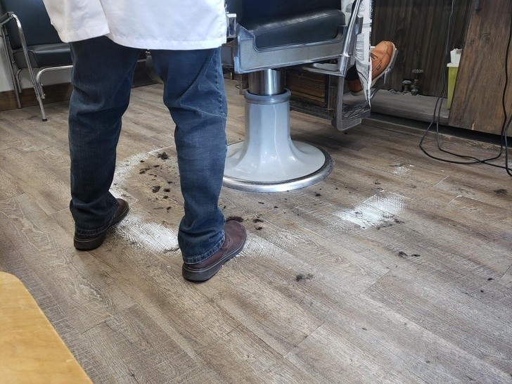 3. „Podłoga u mojego fryzjera. Efekt wieloletniego chodzenia wokół krzesła”.