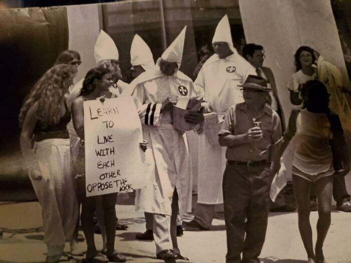 2. "Moja mama protestująca przeciwko KKK w wieku 18 lat. 1976, Atlanta"