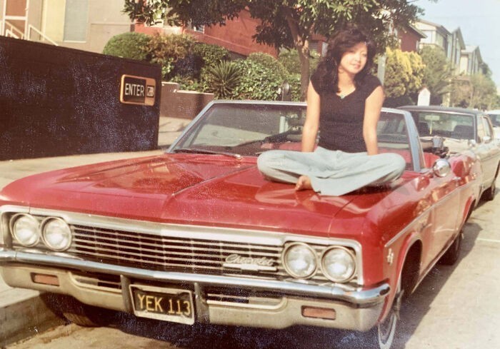 11. "Moja mama w 1978. Przyjechała do Stanów z Japonii, pracowała bez wytchnienia i kupiła sobie ten samochód za 500 dolarów."