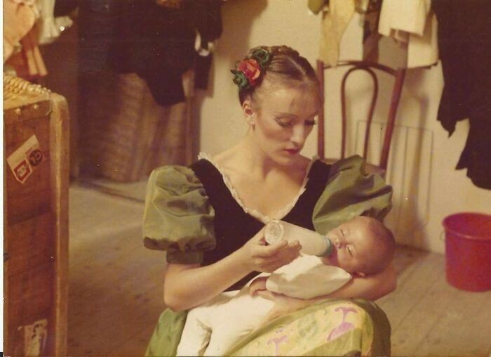 12. "Francja, 1985. Moja mama karmi mnie za kulisami, podczas przerwy w występie baletowym."
