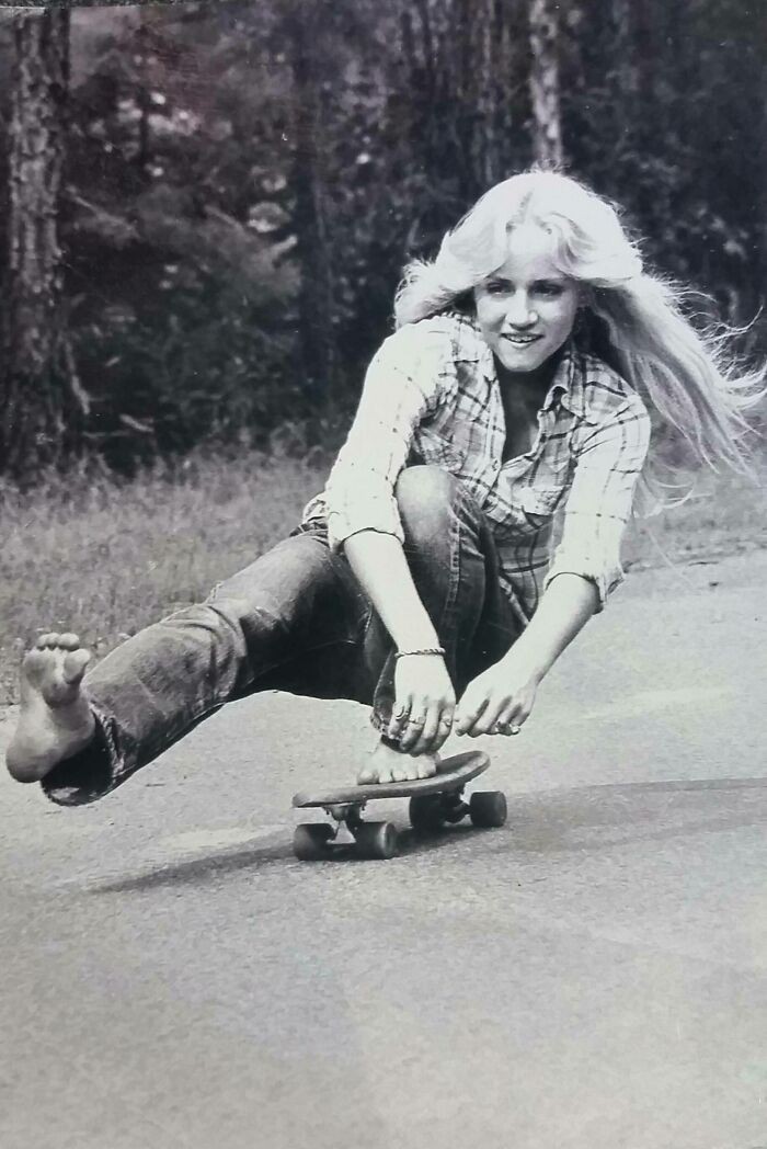 15. "Moja mama jeżdżąca na deskorolce na bosaka. Kalifornia, 1974"