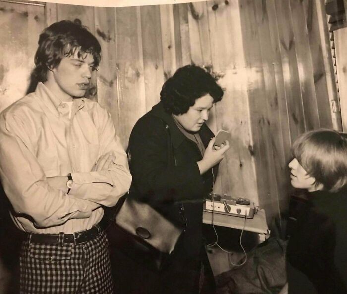 5. "Mama przeprowadzająca wywiad z The Rolling Stones"