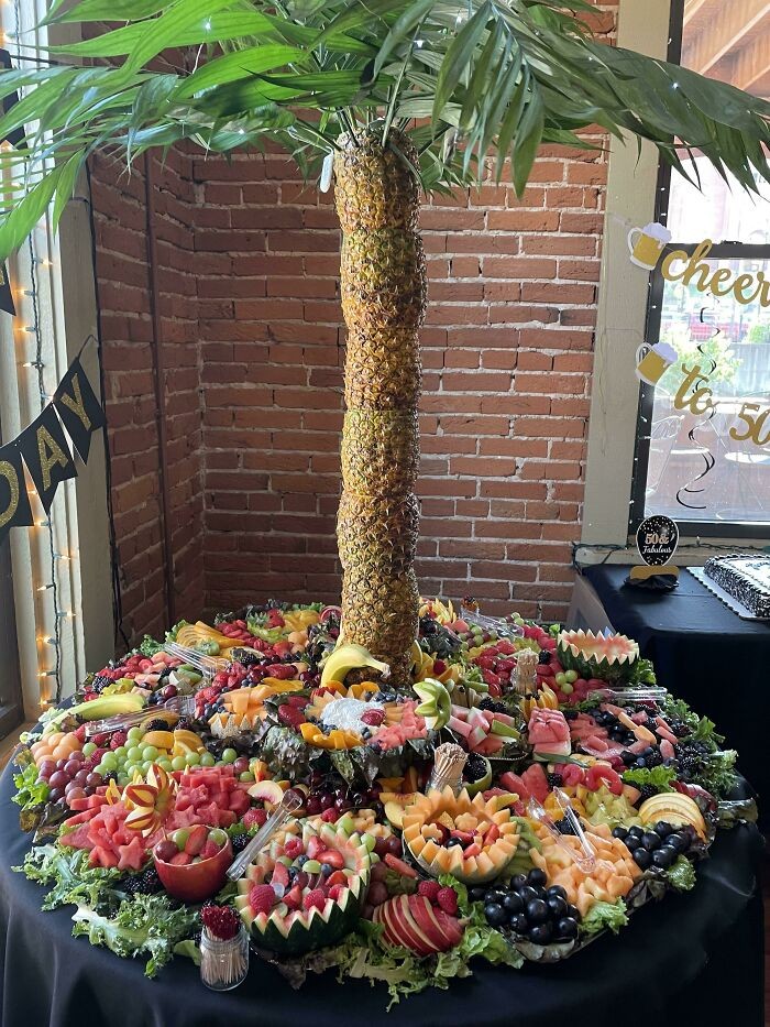 "Moja mama stworzyła wystawę owoców z anansowym drzewem."