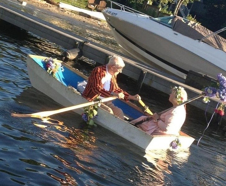4. "Każdego roku, mój sąsiad zabiera żonę na bajkową podróż łodzią."