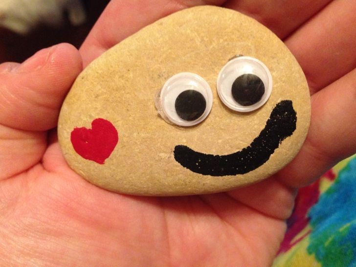"Znalazłem ten kamień dzisiaj na plaży. Ktokolwiek go ozdobił, umilił mi dzień."