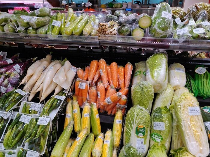 "Indywidualnie pakowane warzywa w wietnamskim supermarkecie"
