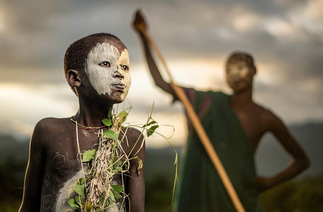 11. Chłopiec z wędrownego plemienia Suri w Etiopii, noszący tradycyjne malunki i strój.