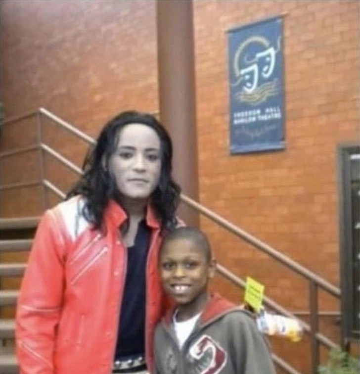3. "W dzieciństwie zawsze opowiadałem ludziom jak spotkałem Michaela Jacksona. Niedawno znalazłem to zdjęcie. Kto to w ogóle był?!"