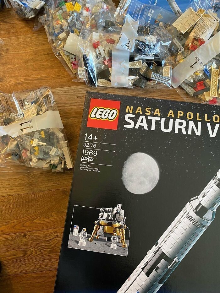 15. Zestaw LEGO Saturn V zawiera 1969 elementów. Jest to też rok, w którym pierwszy człowiek postawił stopę na powierzchni księżyca.