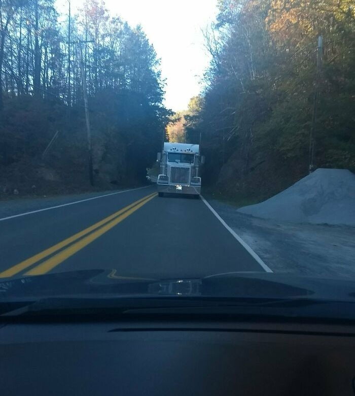 "Minąłem zakręt na górskiej drodze i prawie dostałem zawału. Dopiero po chwili zorientowałem się, że ta ciężarówka jest holowana."