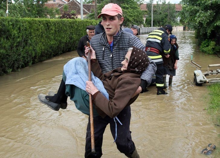 "Starsza kobieta utknęła w samochodzie w trakcie powodzi. Ten mężczyzna pośpieszył jej na pomoc i przeniósł w bezpieczne miejsce."