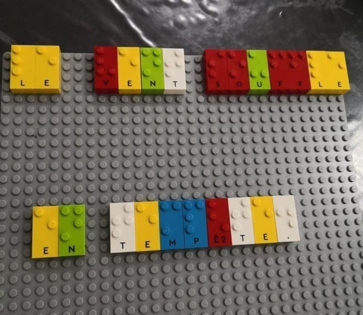"Moja dziewczyna uczy niewidome dzieci. Aby pomóc im zrozumieć i pisać słowa, używa klocków lego z alfabetem Braille'a."