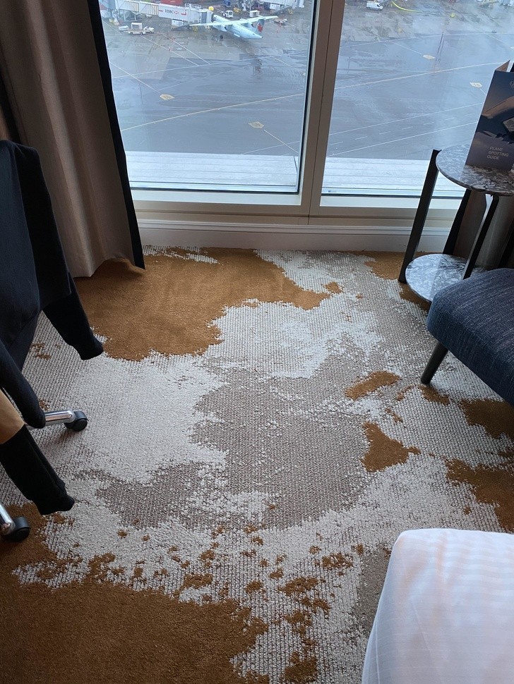 15. "Ten nowy dywan w hotelu wygląda jakby być przetarty."