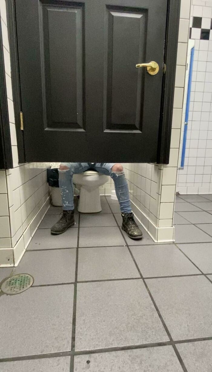 "Drzwi w toalecie na stacji paliw"