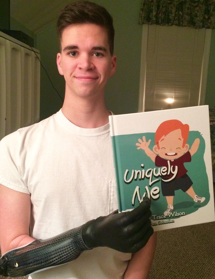 "Niedawno otrzymałem bioniczną rękę. Dziś trzymałem w niej książkę dla dzieci, którą po raz pierwszy w życiu napisałem przy użyciu prawej ręki."