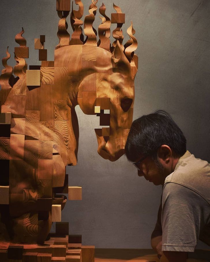Ta pikselowa drewniana rzeźba wyraża tyle emocji.