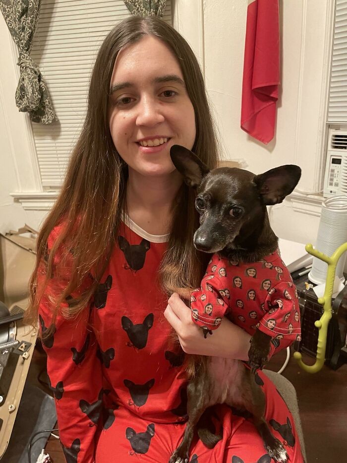 "Mama kupiła dopasowane piżamy dla mnie i mojego psa."