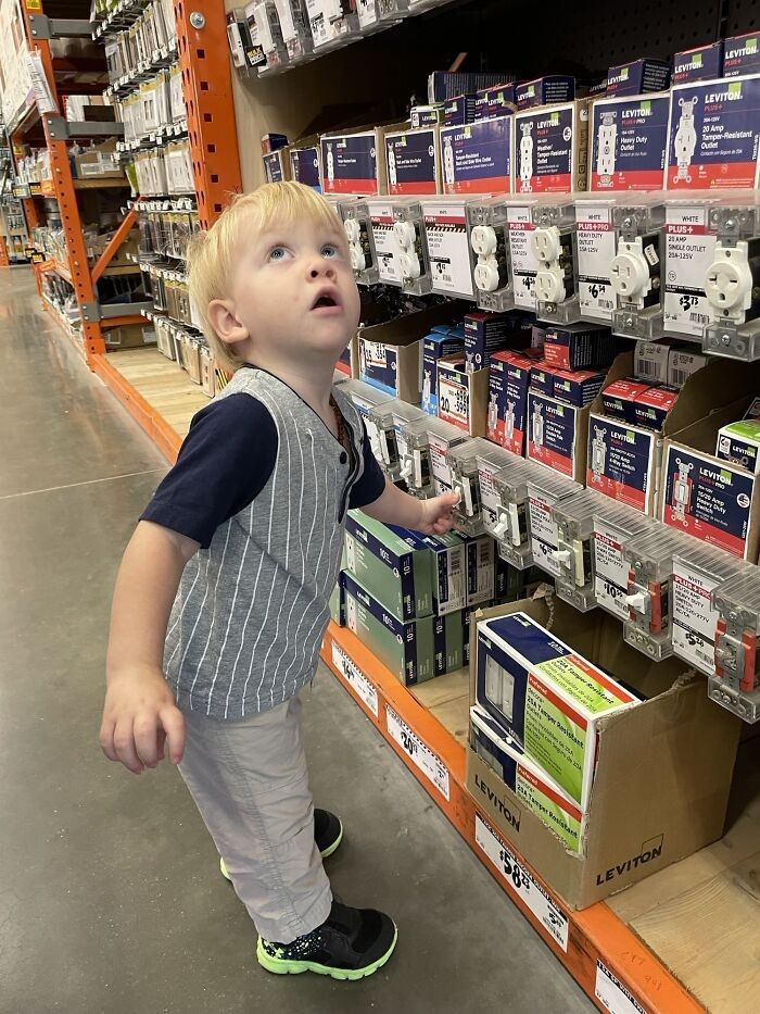 "Syn myślał, że ten przełącznik kontroluje światła w sklepie."