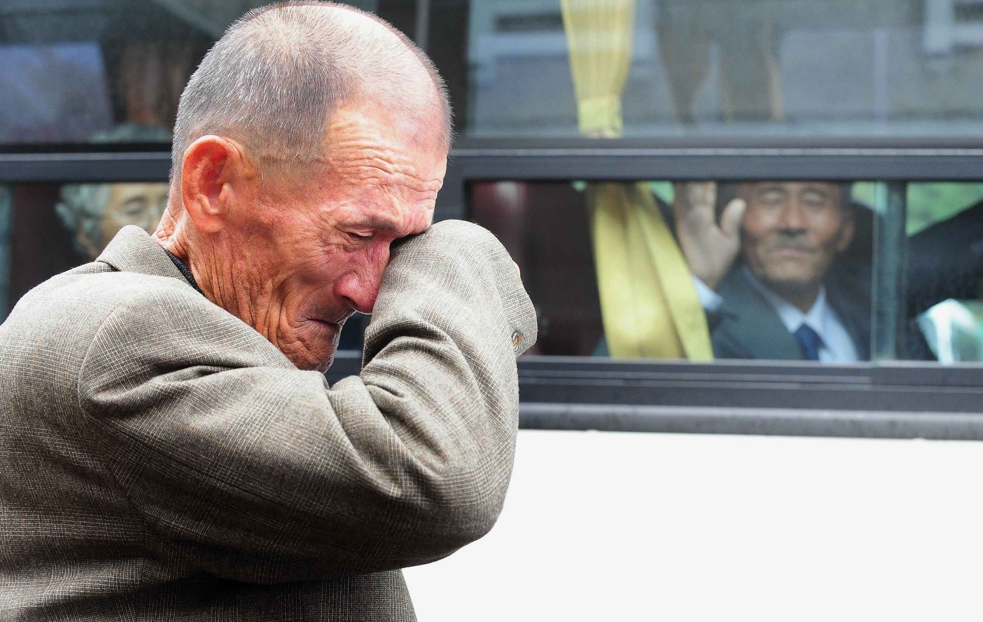 9. 2 koreańskich braci którzy spotkali się po 60 latach rozdzielenia żyjąc w dwóch Koreach
