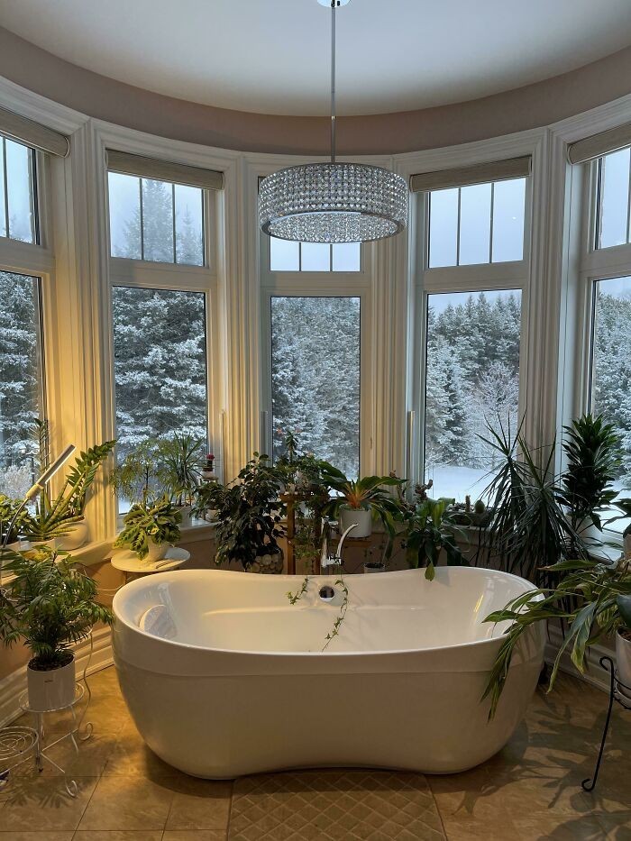 Piękna łazienka z roślinami i widokiem na zimowy krajobraz, Toronto