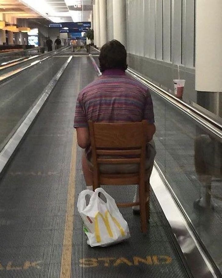 "Siedział, jadł burgera z McDonald's i łapał Pokemony na środku lotniska."