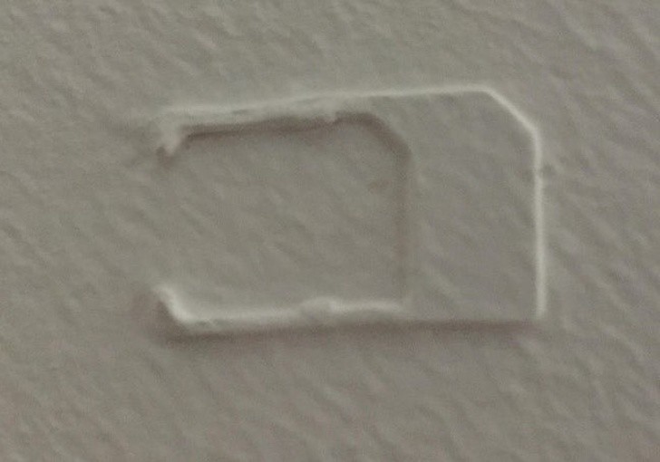 12. „Znalazłem tę pustą kartę SIM na suficie w moim nowym mieszkaniu.”