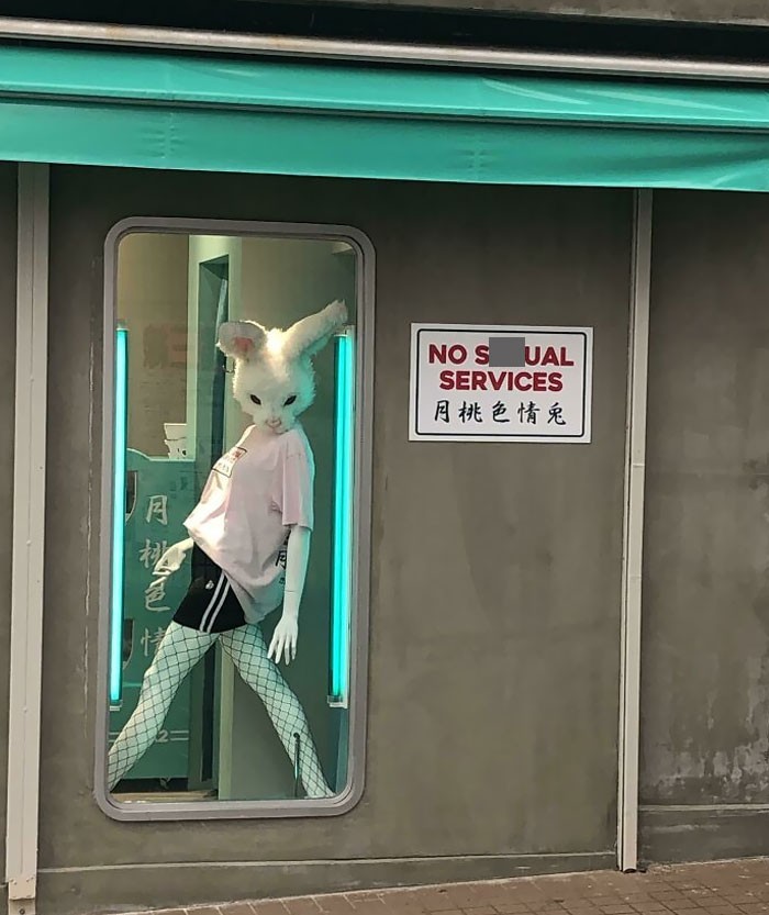 Manekin z głową królika w Japonii