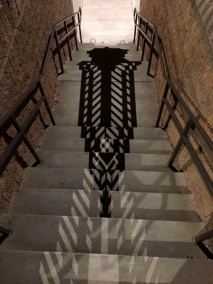 Poręcze schodów rzucające ciekawy cień