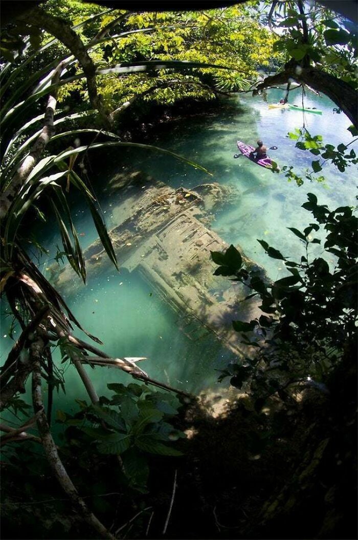 10. Japoński samolot z okresu II wojny światowej leżący pod wodą przy wyspie Guam