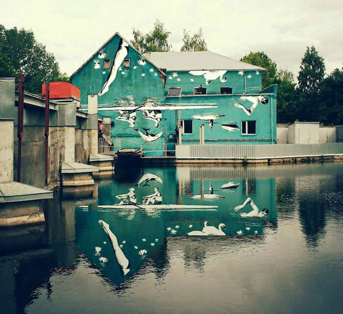„Ten mural celowo namalowano do góry nogami, by odbijał się w wodzie.”
